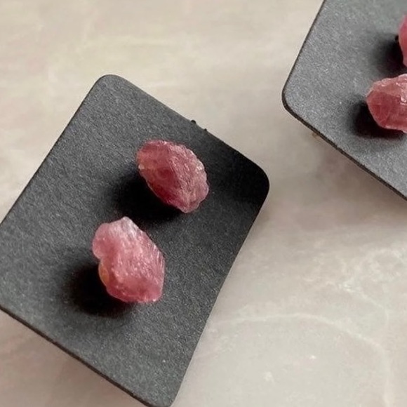 🆕 New Raw Pink Tourmaline Crystal Stud Gemstone Earrings - Picture 3 of 7